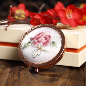杨守玉乱针绣铜镜子